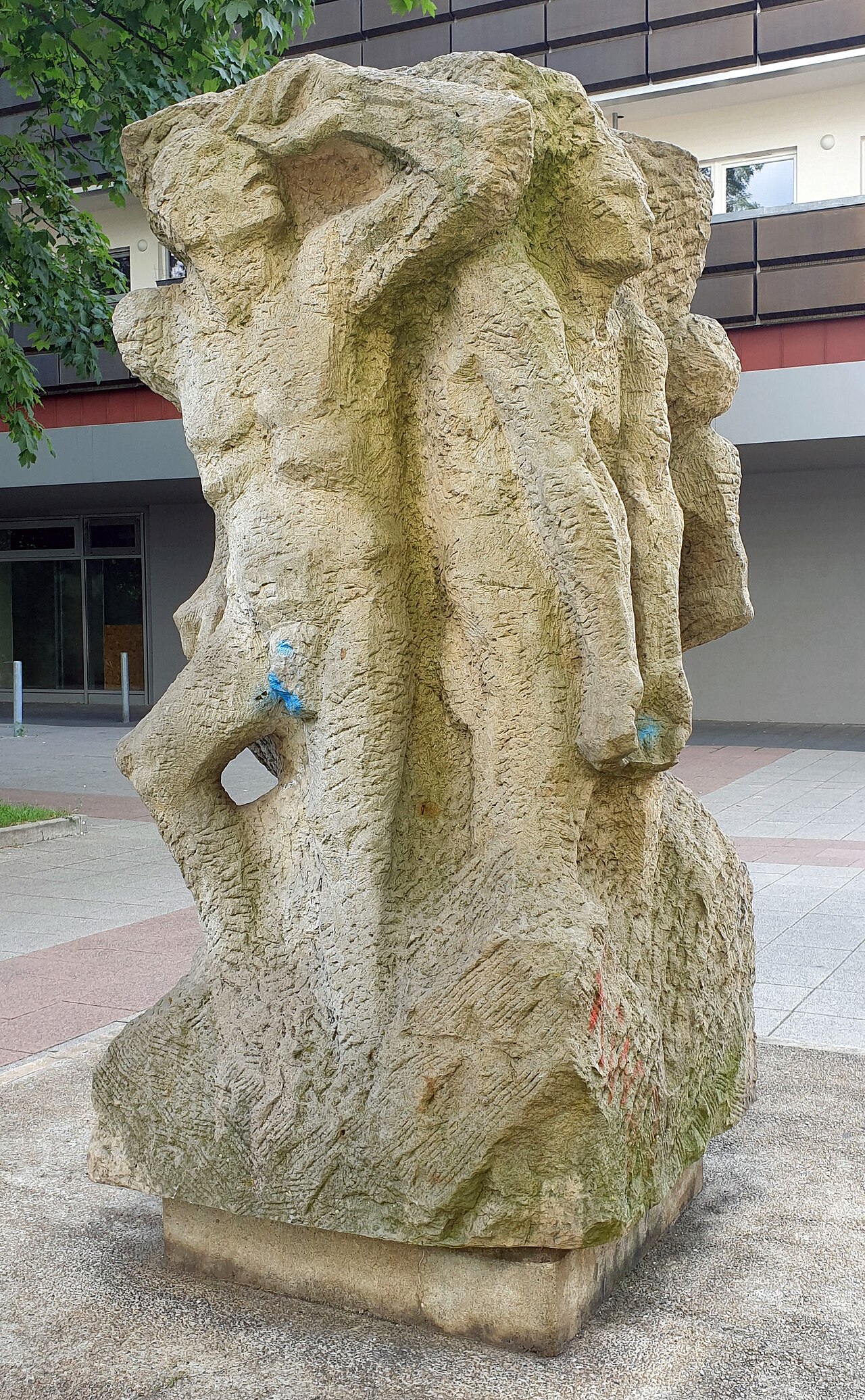 Sculpture," Saefkow-Ehrung " by Siegfried Krepp , 1986, Anton-Saefkow-Platz, Berlin-Fennpfuhl , Germany