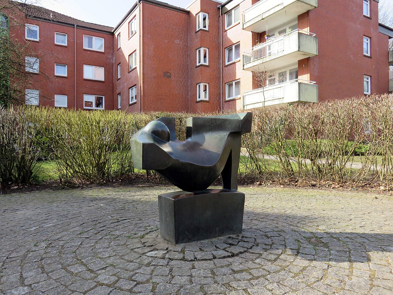 Bronze-Skulptur Der Faulenzer von Karl Heinz Engelin von 1984 vor Wohnanlage Buchenring 5 in Hamburg-Volksdorf
