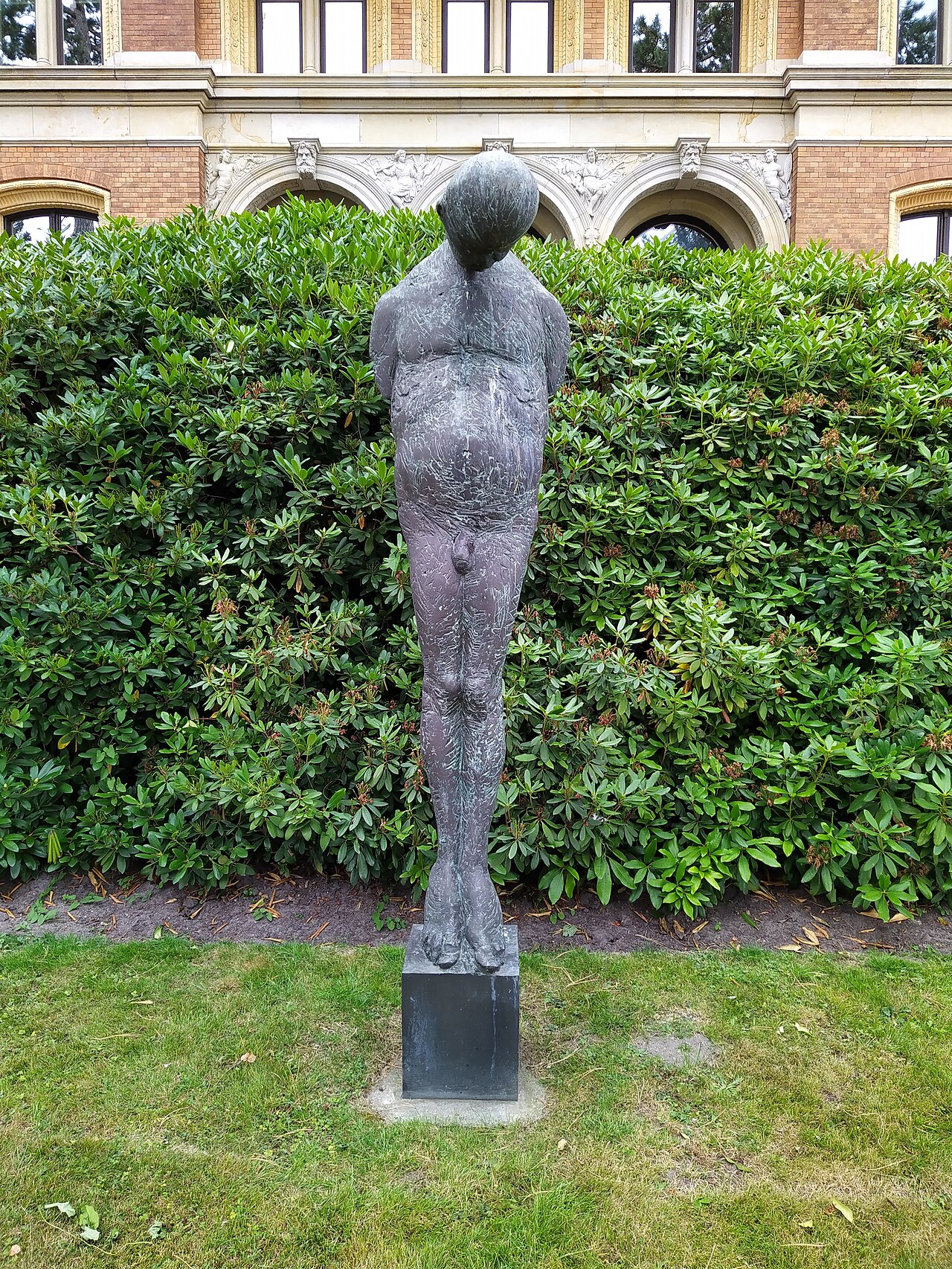 Skulptur "Der Gehenkte" von Waldemar Otto, vor dem Oberlandesgericht Schleswig