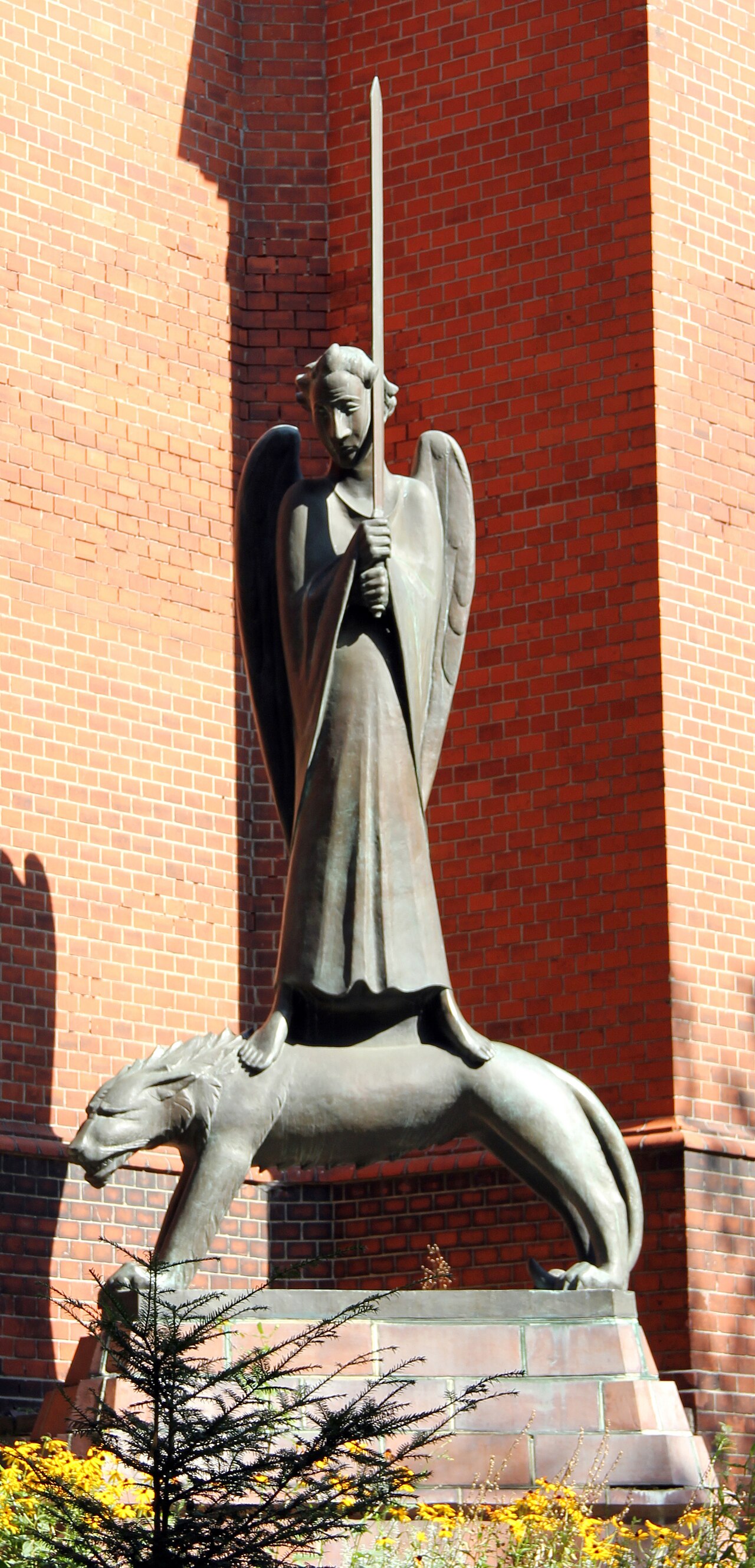 Statue, "Geistkämpfer" (Abguss) von Ernst Barlach , 1928, Gethsemanestraße, Berlin-Prenzlauer Berg , Germany
