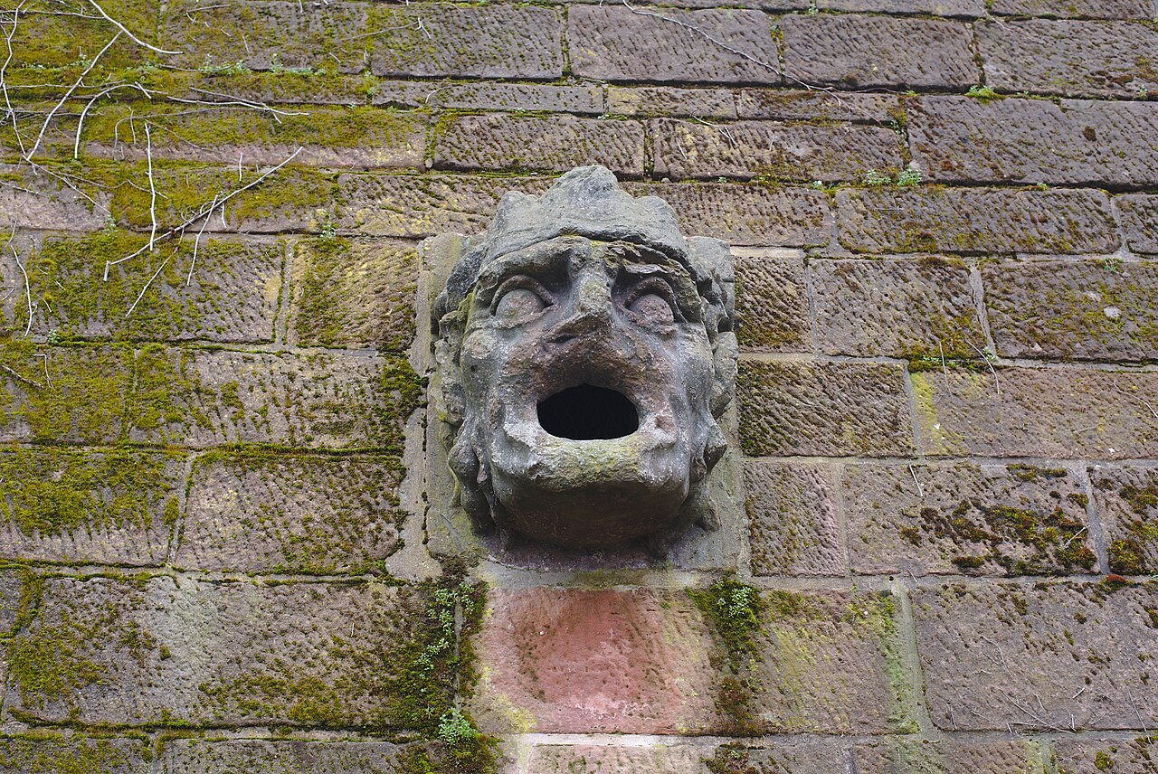 Die Skulptur "Der geizige Bäcker" an der Mauer des Schlosses Saarbrücken