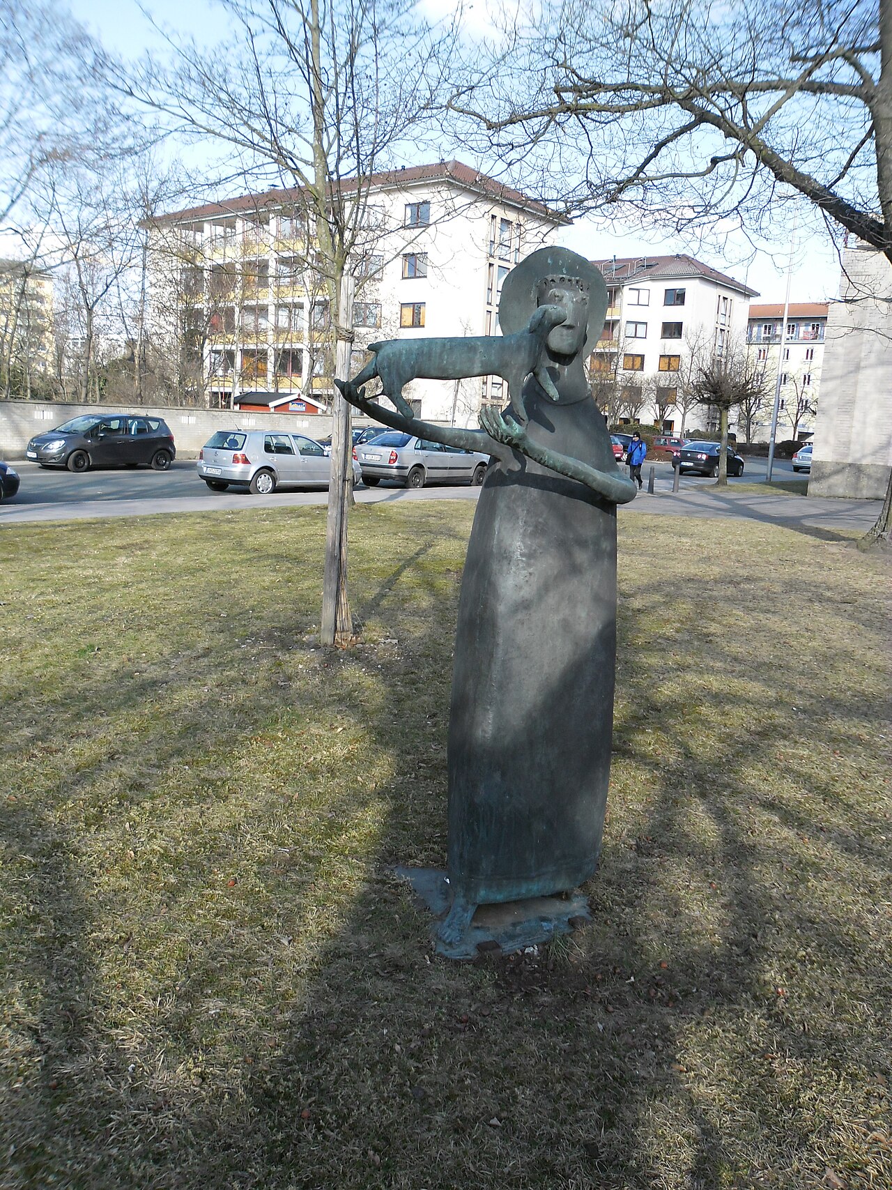 Die Bronzeplastik „Der gute Hirte“ von Heinrich Kirchner (1902–1984) vor der Kirche St