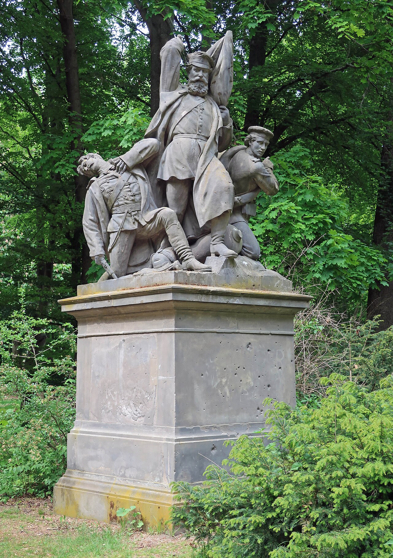 Die Skulptur "Der Kampf" von Rudolf Schweinitz gehört zu einer Gruppe von Denkmälern, die Szenen des Krieges darstellen