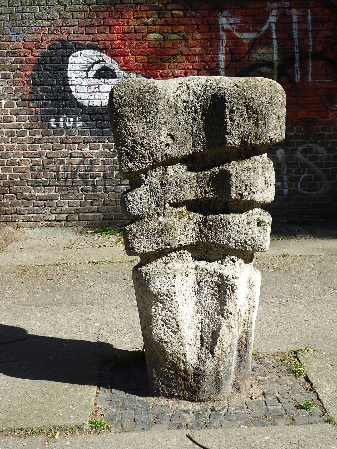 Wilmersdorf Olivaer Platz Skulptur "Schlüssel" 1963 von Yasuo Mizui