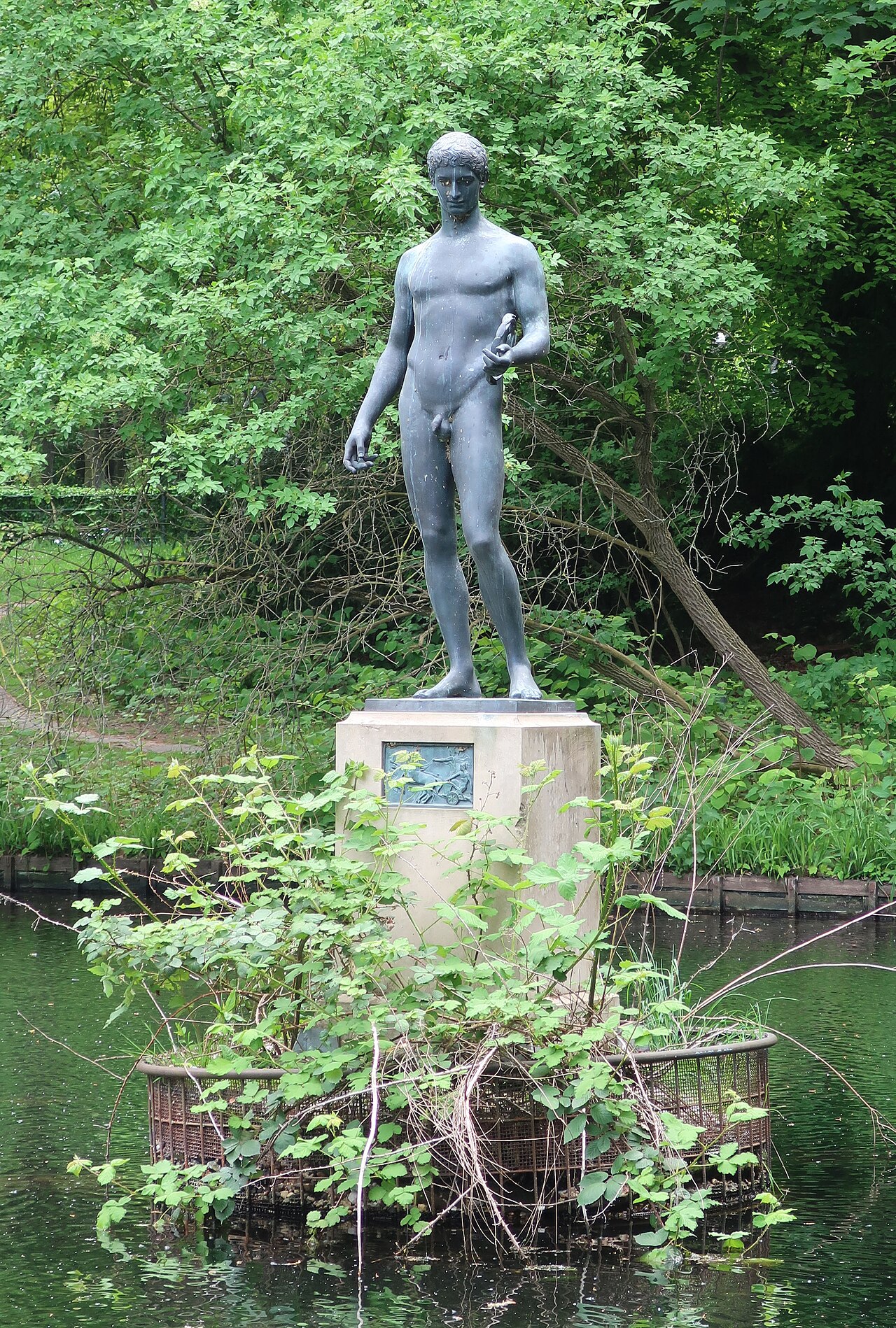 Die Bronzefigur "Der Sieger" von Wilhelm Wandschneider wurde im Jahre 1906 geschaffen