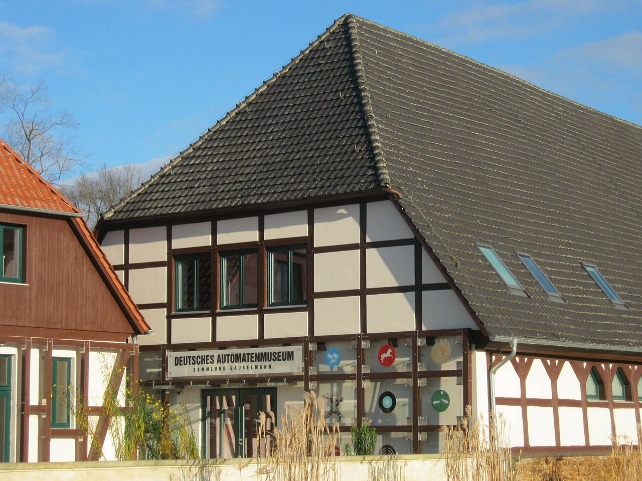 Eingang des Deutschen Automatenmuseums in der einstigen Scheune des Schlosses Benkhausen , Espelkamp