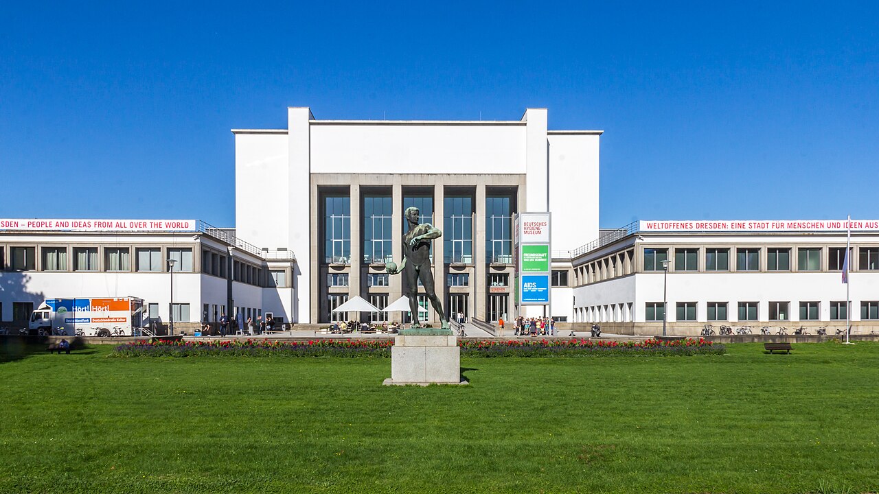 Deutsches Hygienemuseum, mit Plastik Ballwerfer von Richard Daniel Fabricius