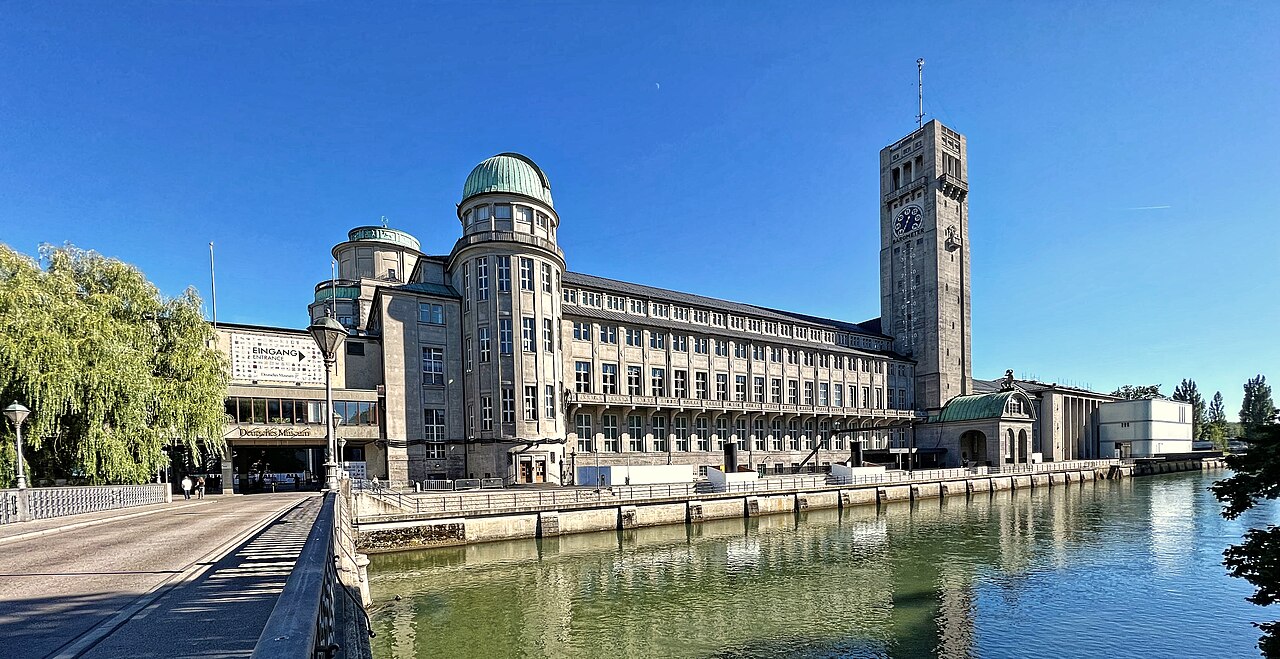 Deutsches Museum neu im August 2022 von der Boschbrücke aus gesehen