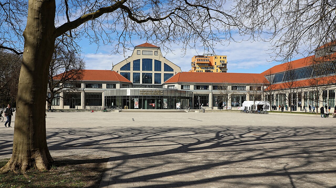 Verkehrsmuseum des Deutschen Museums im Gelände und den Hallen der Alten Messe München von außen