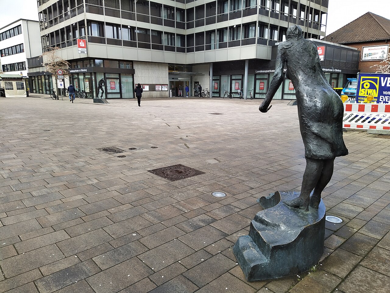mehrteilige Skulptur "Dialog" von Norbert Marten in der Stadtmitte von Cloppenburg