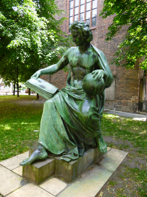 Die Bronzefigur "Allegorie der Wissenschaft" wurde vom Bildhauer Albert Wolff (1814-1897) geschaffen