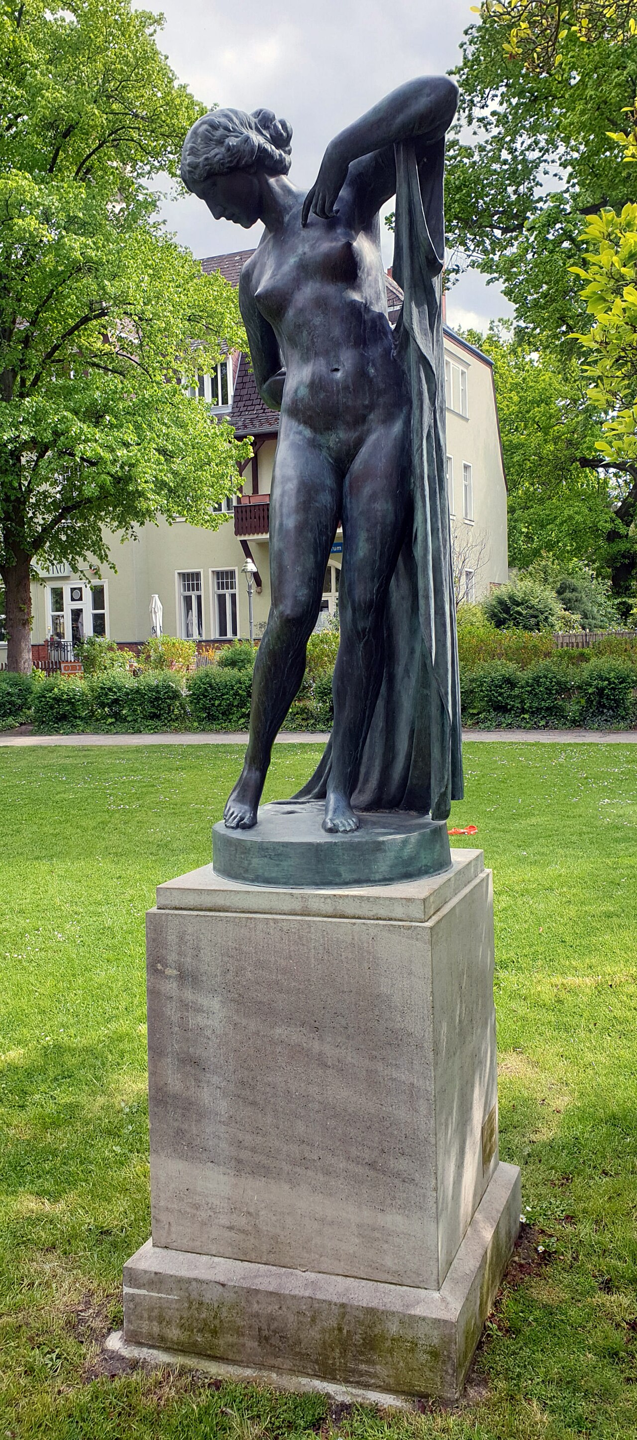 Statue, " Die Badende (Phryne) " by Ferdinand Lepcke , 2000, Hohenzollernplatz, Berlin-Nikolassee , Germany