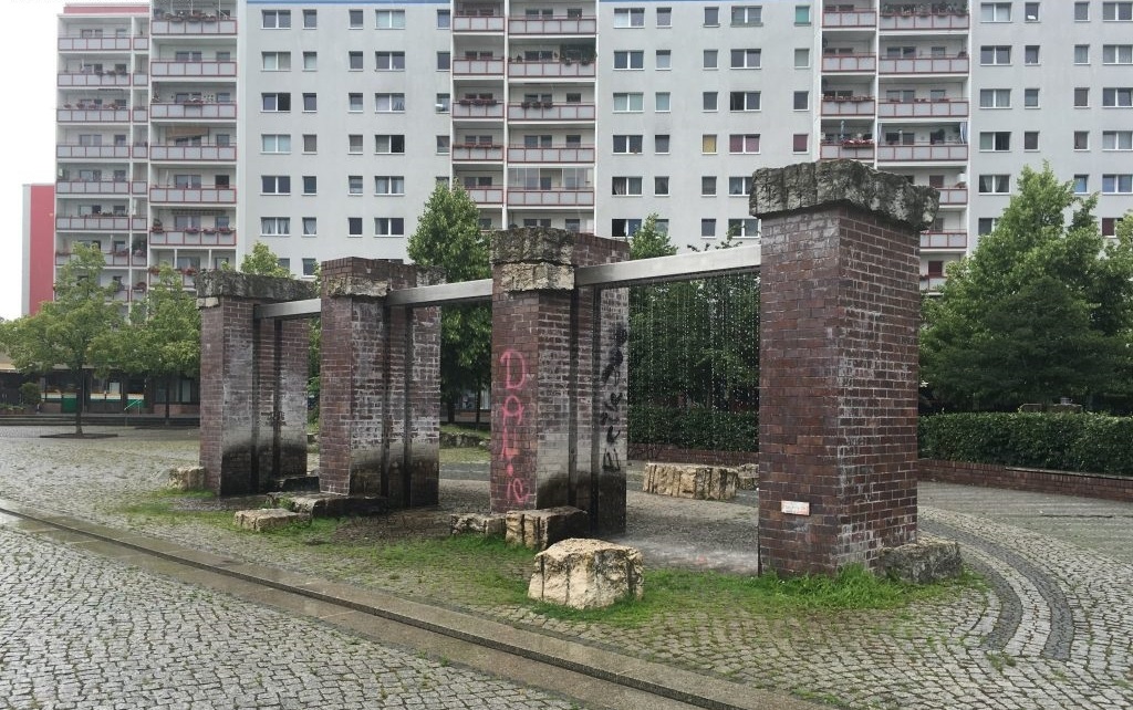 Berlin-Hellersdorf im Stadtbezirk Marzahn-Hellersdorf , auf dem Cecilienplatz im Quartier 'Rotes Viertel'
