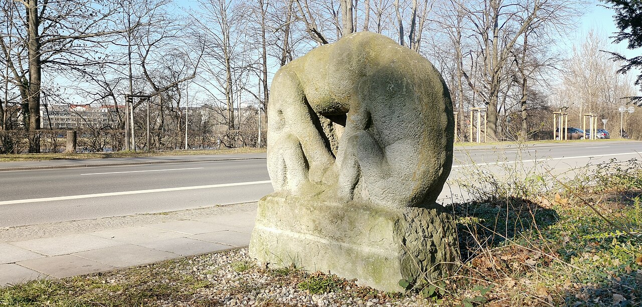 Skulptur Die Brückenköpfe in Dresden am Käthe-Kollwitz-Ufer von Ulrich Eißner