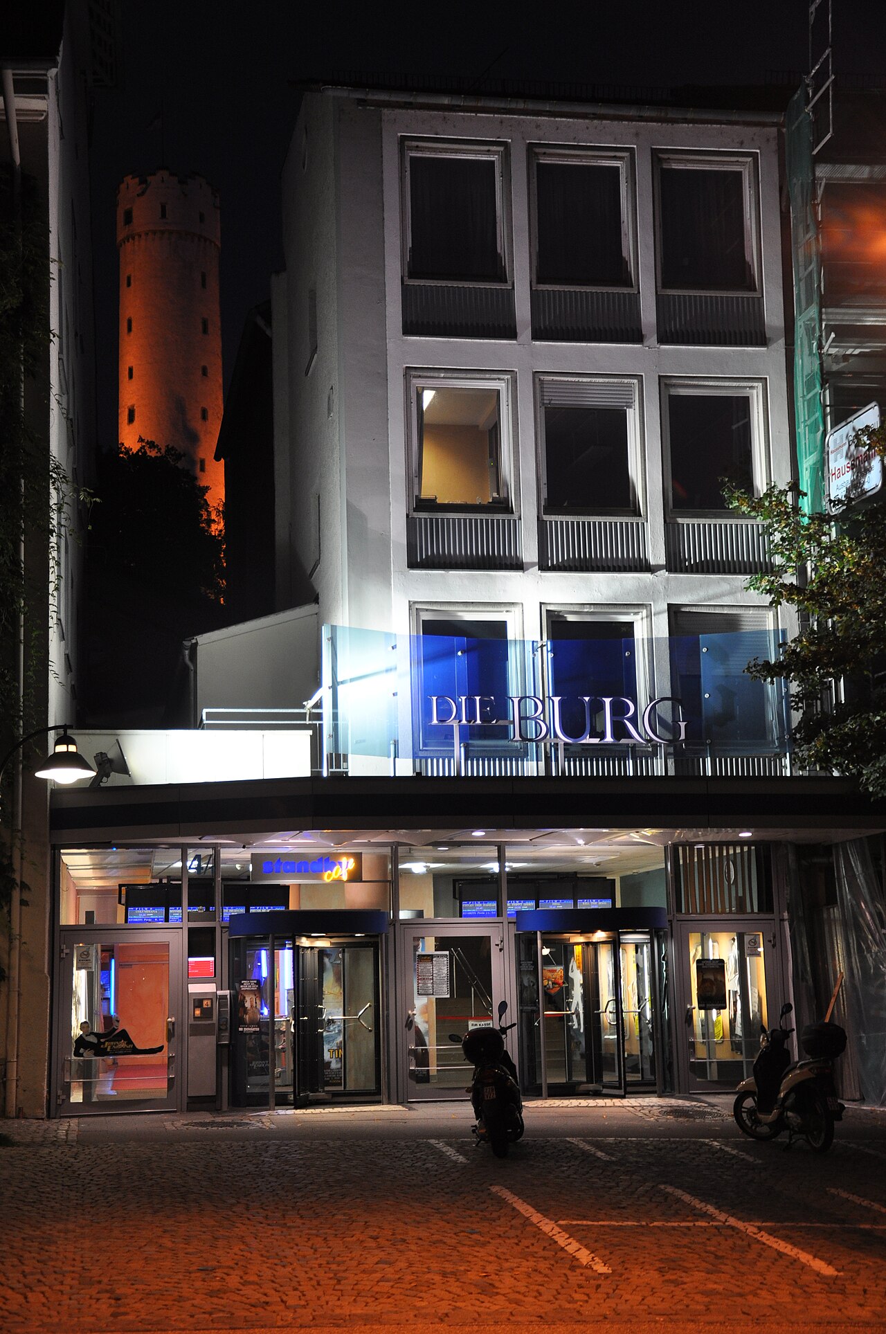 Ravensburg, Marienplatz, Kino „Burg“ (Burgtheater) mit Blick zum Mehlsack