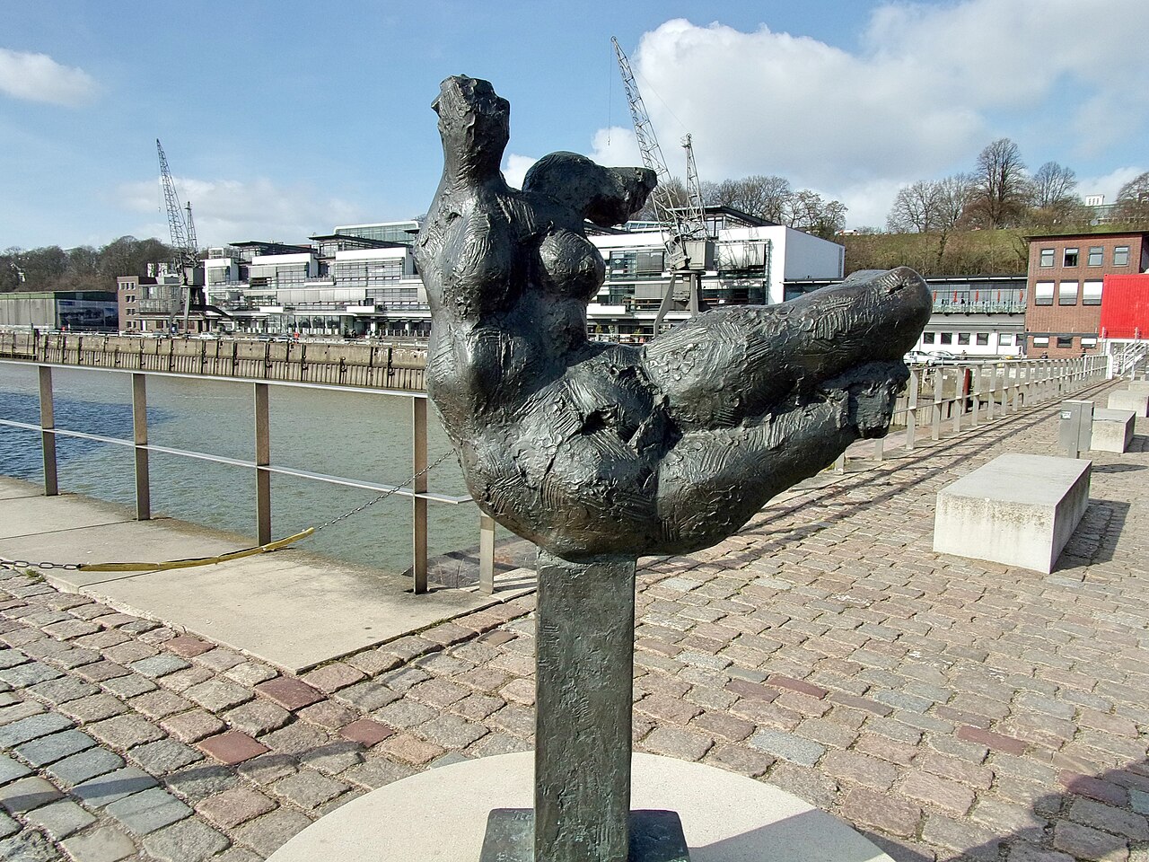 Die Skulptur " Die Elbe " von Wieland Förster befindet sich am Altonaer Fischereihafen beim Dockland