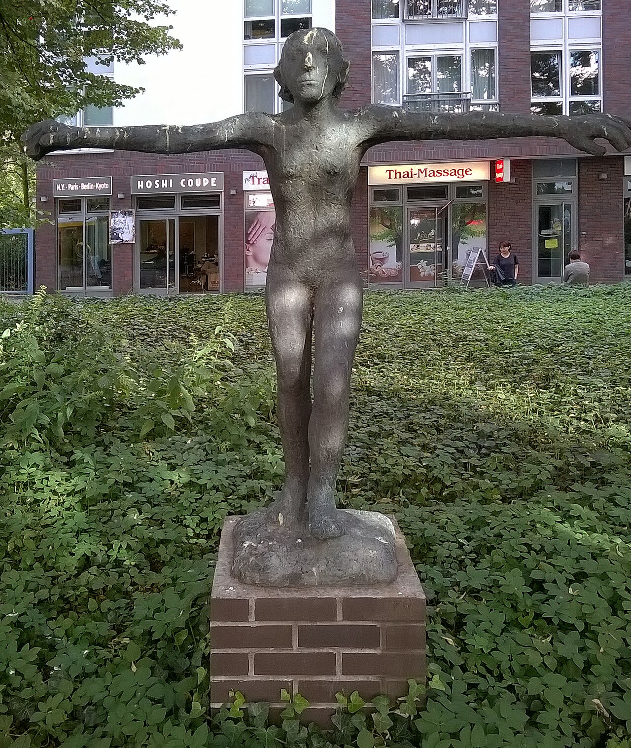 Sculpture, " Die große Palucca " by Emerita Pansowová , 2010, Garnisonkirchplatz, Berlin-Mitte , Germany