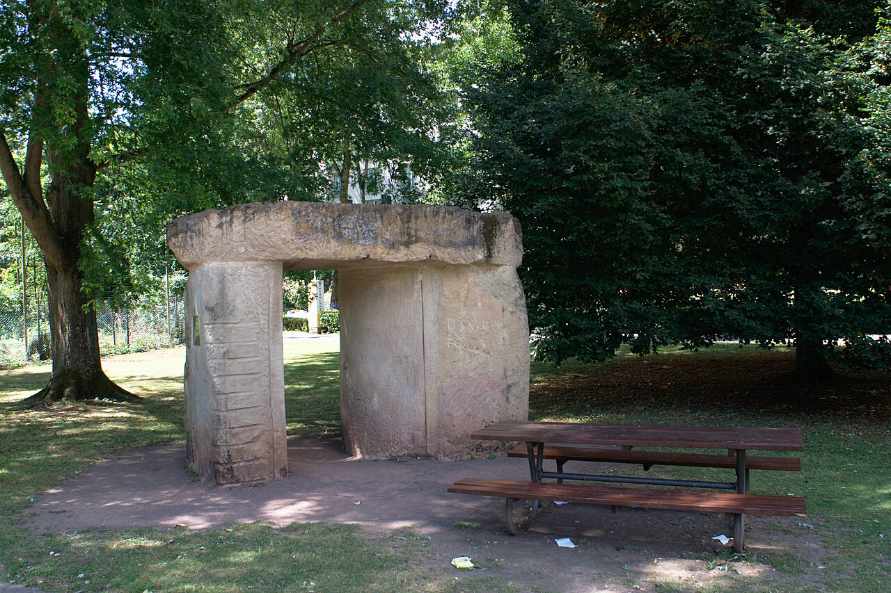 Die Skulptur Die Offene Tür im Deutsch-Französischen Garten in Saarbrücken