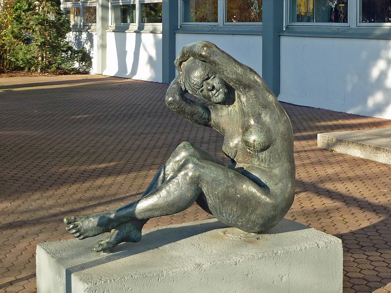 Plastik "Sinnende" von Horst Brühmann (1976) in Dresden, Lingnerallee 3