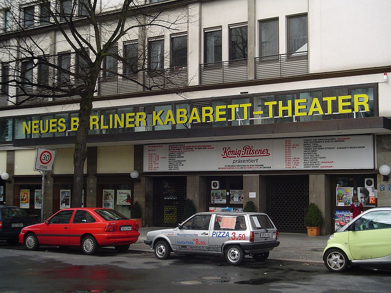 Spielstätte des Kabaretts "Die Wühlmäuse" in Berlin-Westend, Aufnahme von Osten