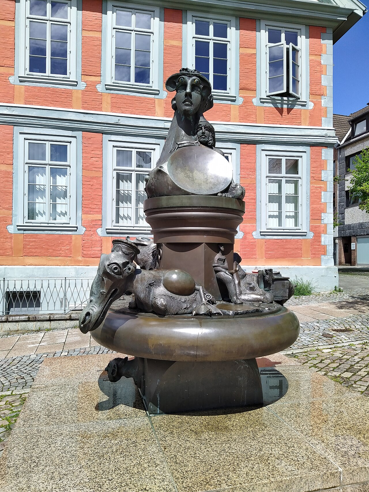 Skulptur "Die Zeit und ihre Geister" von Jürgen Goertz auf dem Marktplatz in Alfeld