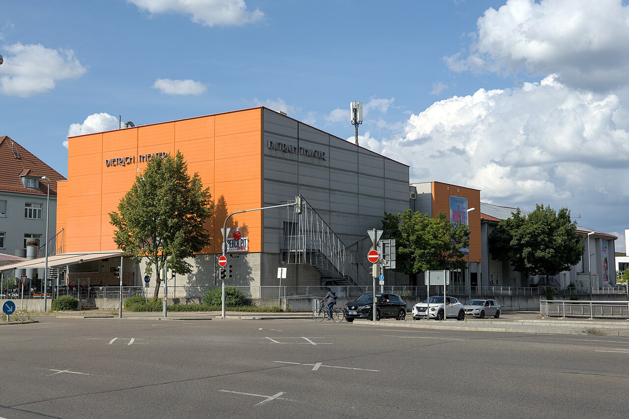 Ansicht des Kinos „Dietrich Theater“ in Neu-Ulm von der Europastraße aus