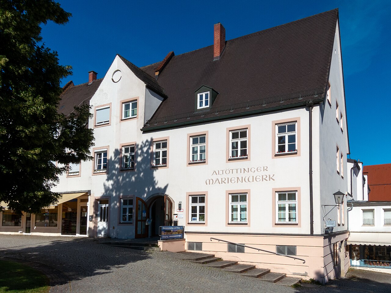 Gebäude des Altöttinger Marienwerks mit Dioramenschau und Filmsaal am Kapellplatz in Altötting