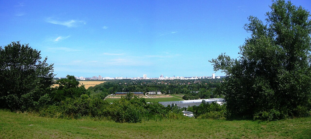 Blick vom Trümmerberg "Dörferblick" in Rudow nach Mitte