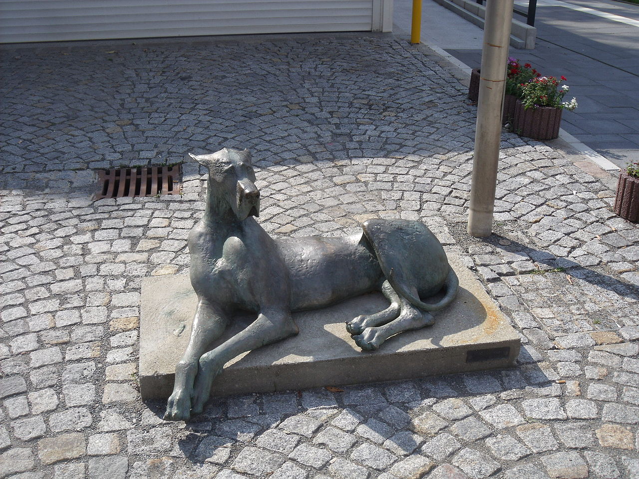 Sculpture Dogge by Volkmar Kühn, Hinter der Mauer, Gera, Germany