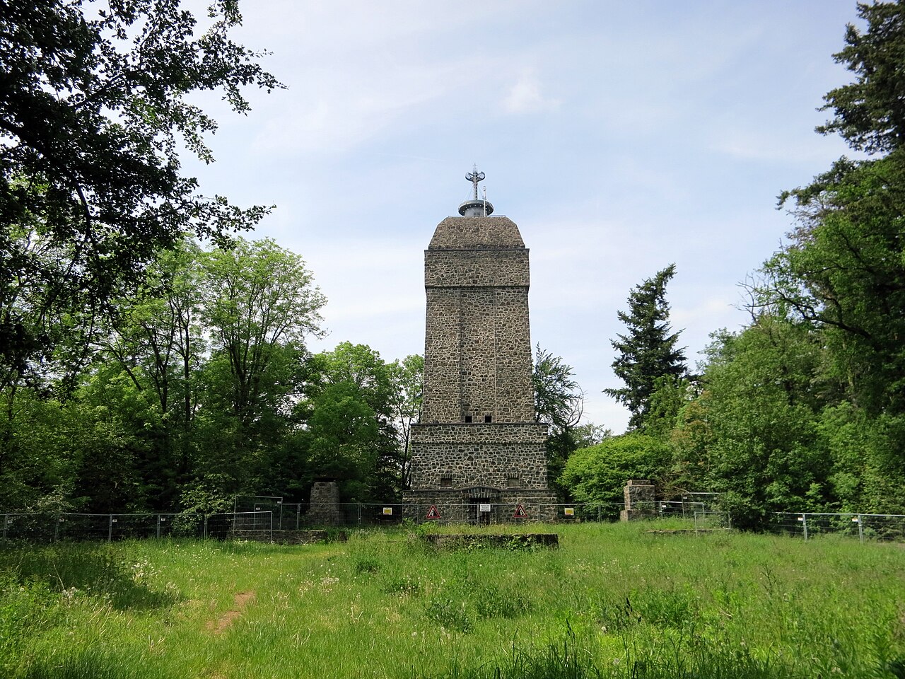 Bismarckturm (Bismarck tower) on Dommerberg (Dommer mountain) near Darmstadt, Hesse, Germany