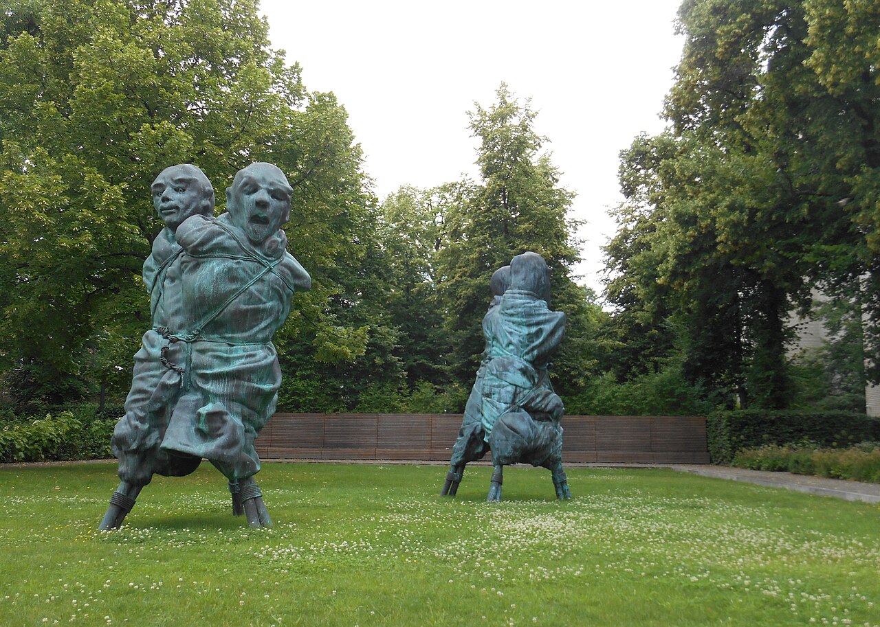 Foto von Doppelskulptur „United Enemies“