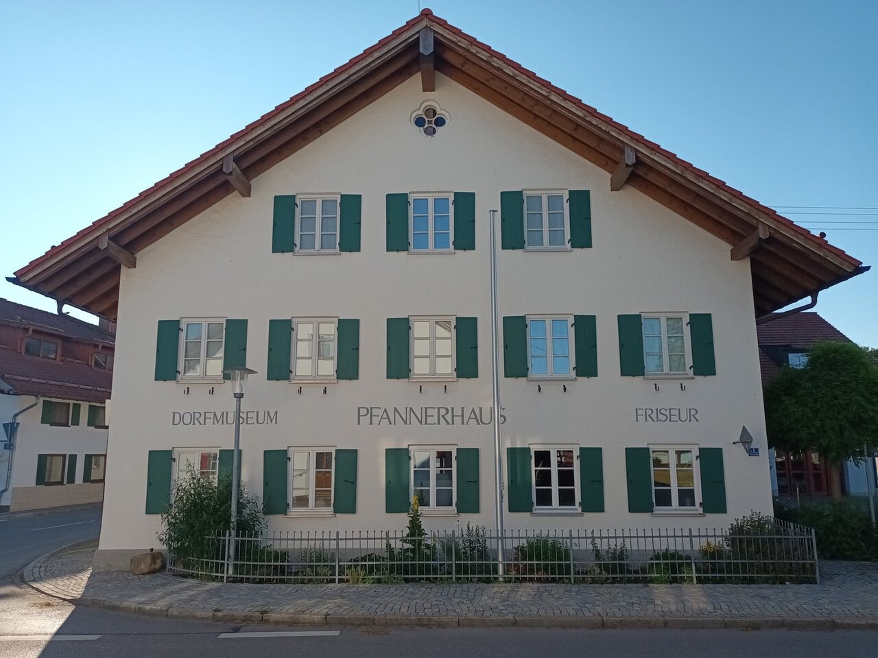 Das Pfannerhaus mit Dorfmuseum an der Hauptstraße 1 in Roßhaupten