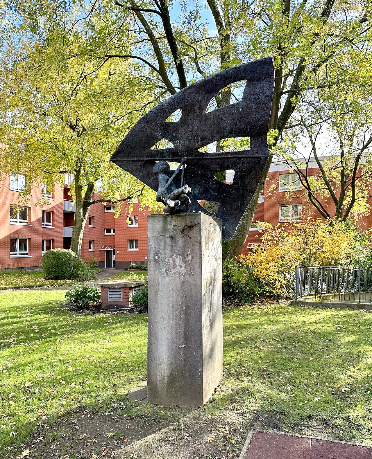 Bronzeskulptur "Drachensegler" (1977) von Sabine von Diest-Brackenhausen, Alter Teichweg 187/193, Hamburg-Dulsberg