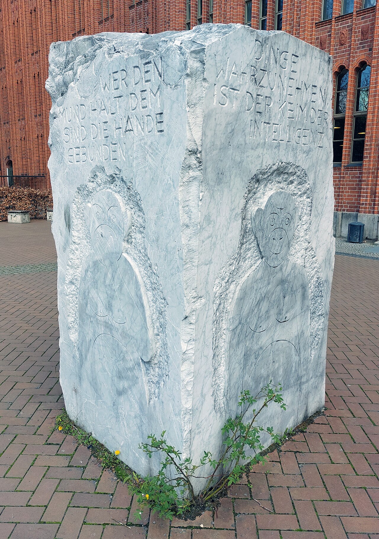 Sculpture, " Drei Affen " by Frank Hüller , 2006, Dunckerstraße 64, Berlin-Prenzlauer Berg , Germany
