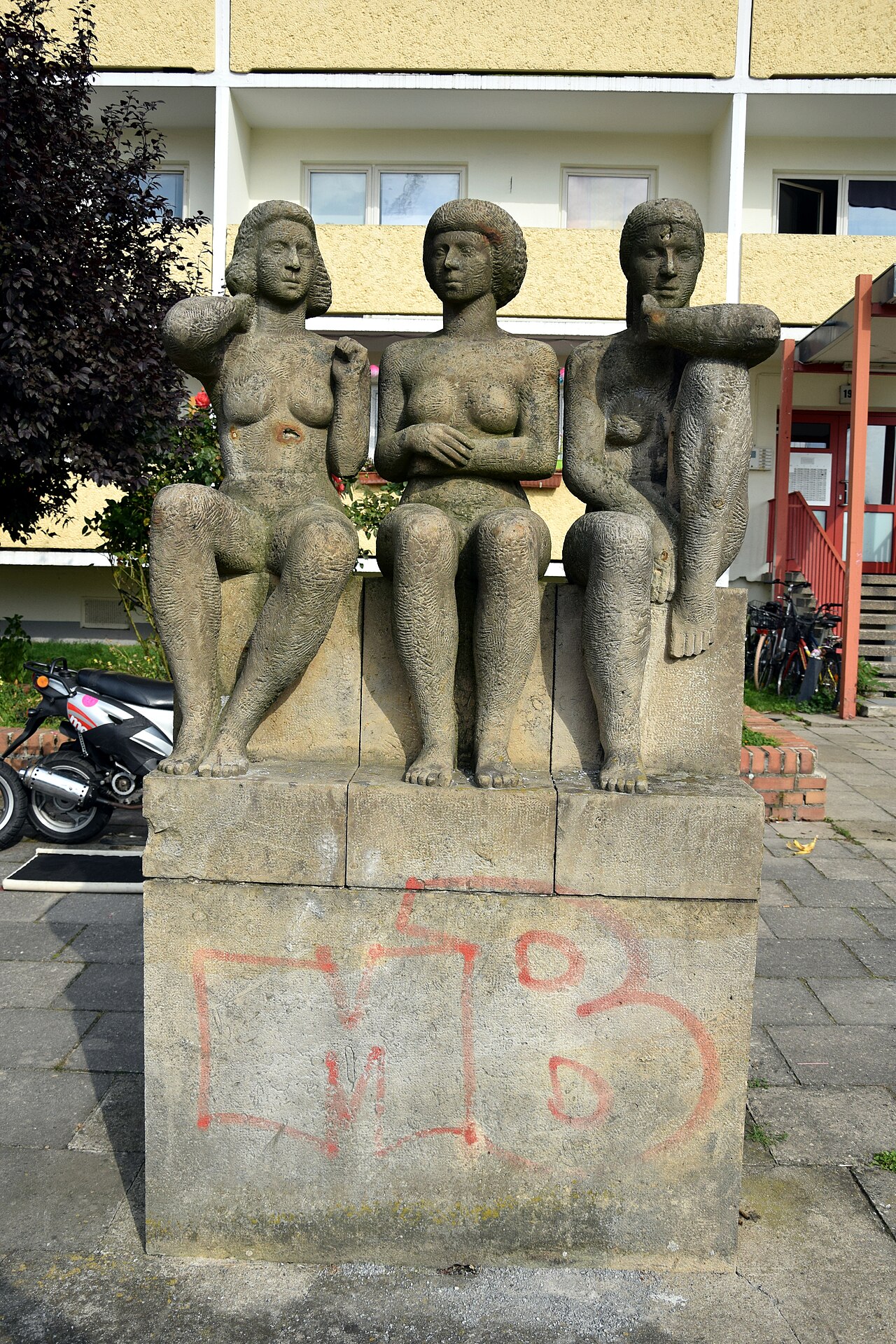 Sculpture Drei sitzende Frauen by Manfred Hübner in Berlin-Marzahn, Germany