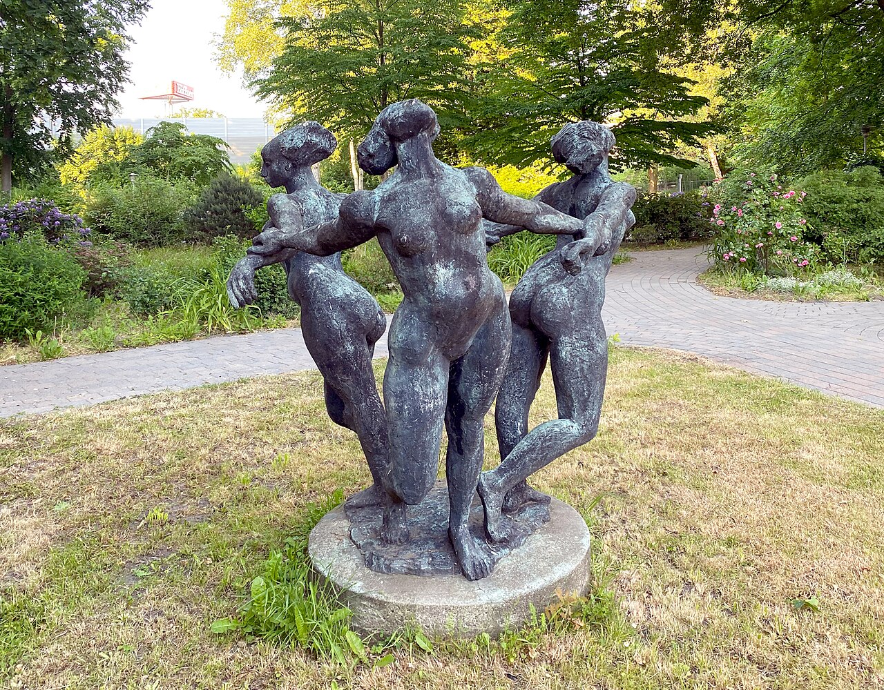 Skulptur "Drei Tanzende" (1968) von Max Schegulla, Reemstückenkamp 30b, Hamburg-Eidelstedt
