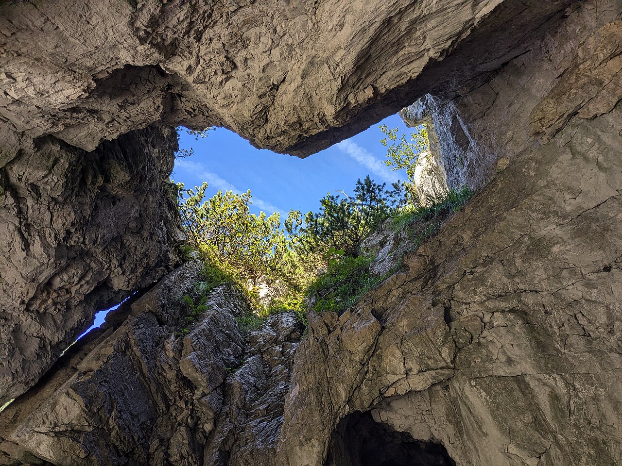 Dreifensterhöhle im Langgraben, Höllengebirge, Österreich