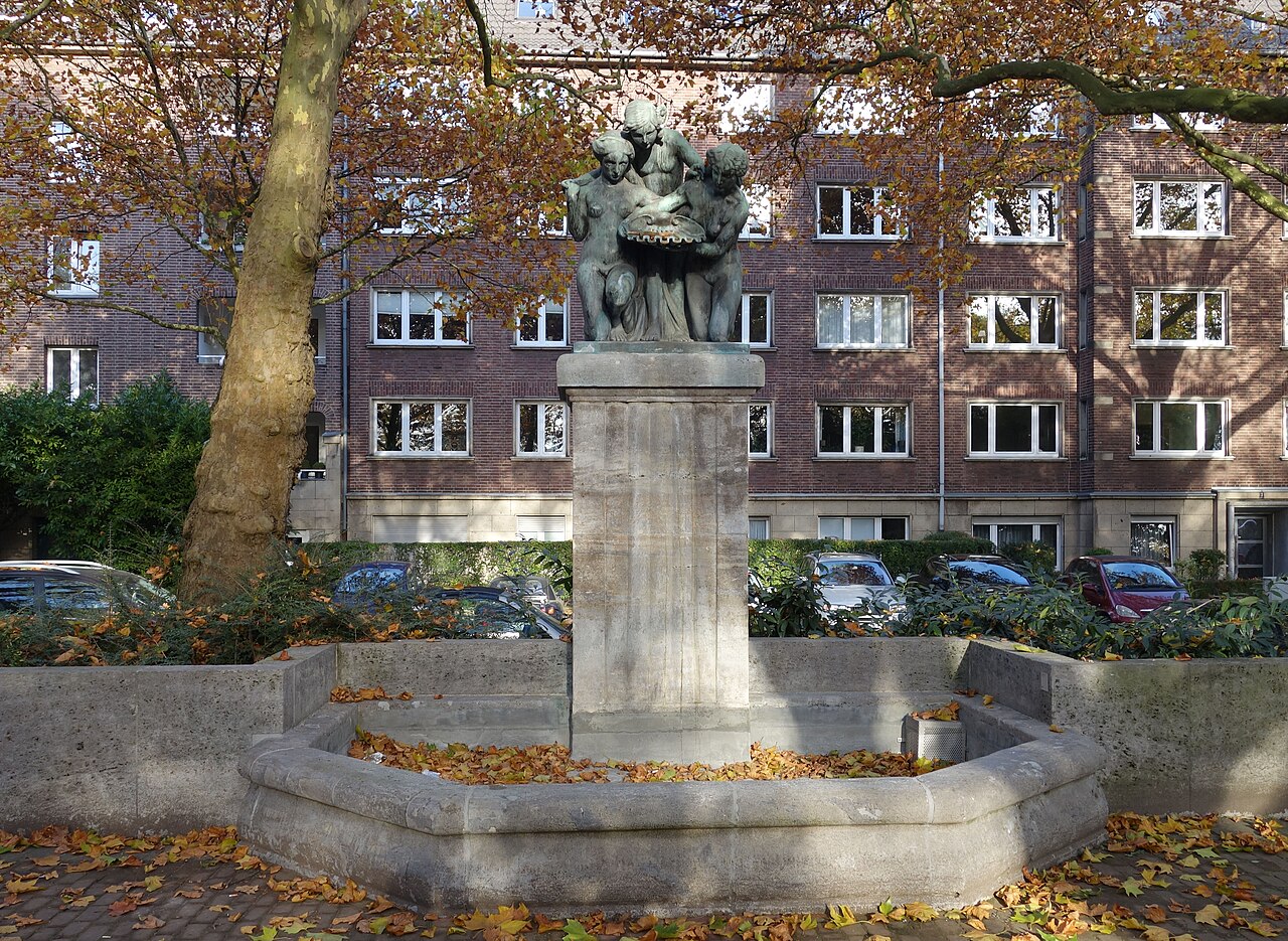 Drei-Mädel-Brunnen auf dem Reeser Platz in Düsseldorf-Golzheim