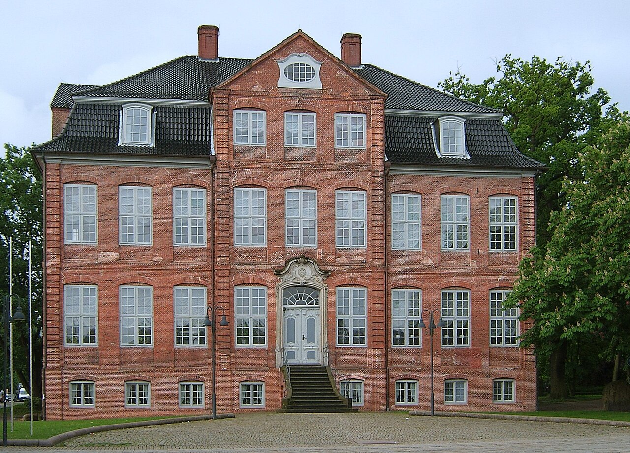 Pinneberg - Dingstätte 27 - Drostei - Baujahr: 1765-1767 - This is a photograph of an architectural monument