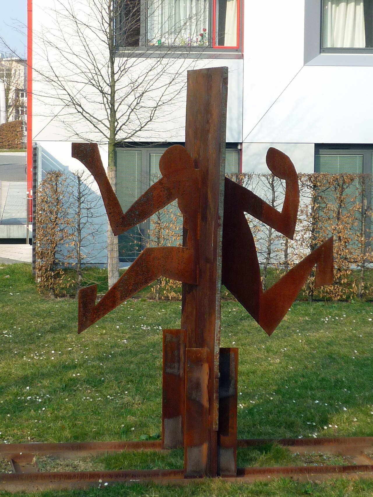 Stahl-Skulptur "Durch die Wand" am Studentenwohnheim Wundtstr