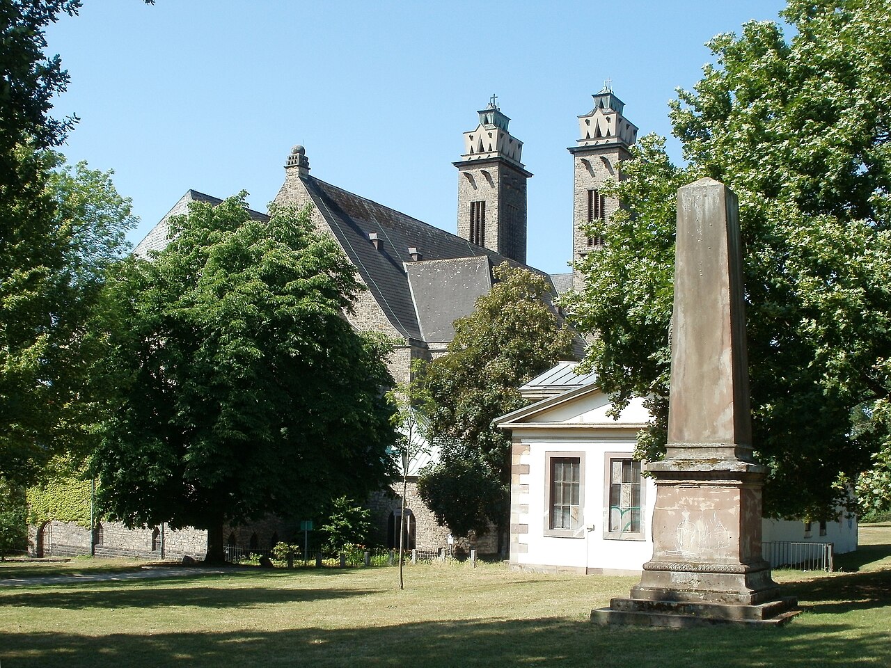 Echelmeyerpark (Saarbrücken) mit Denkmal, Friedhofskapelle und St