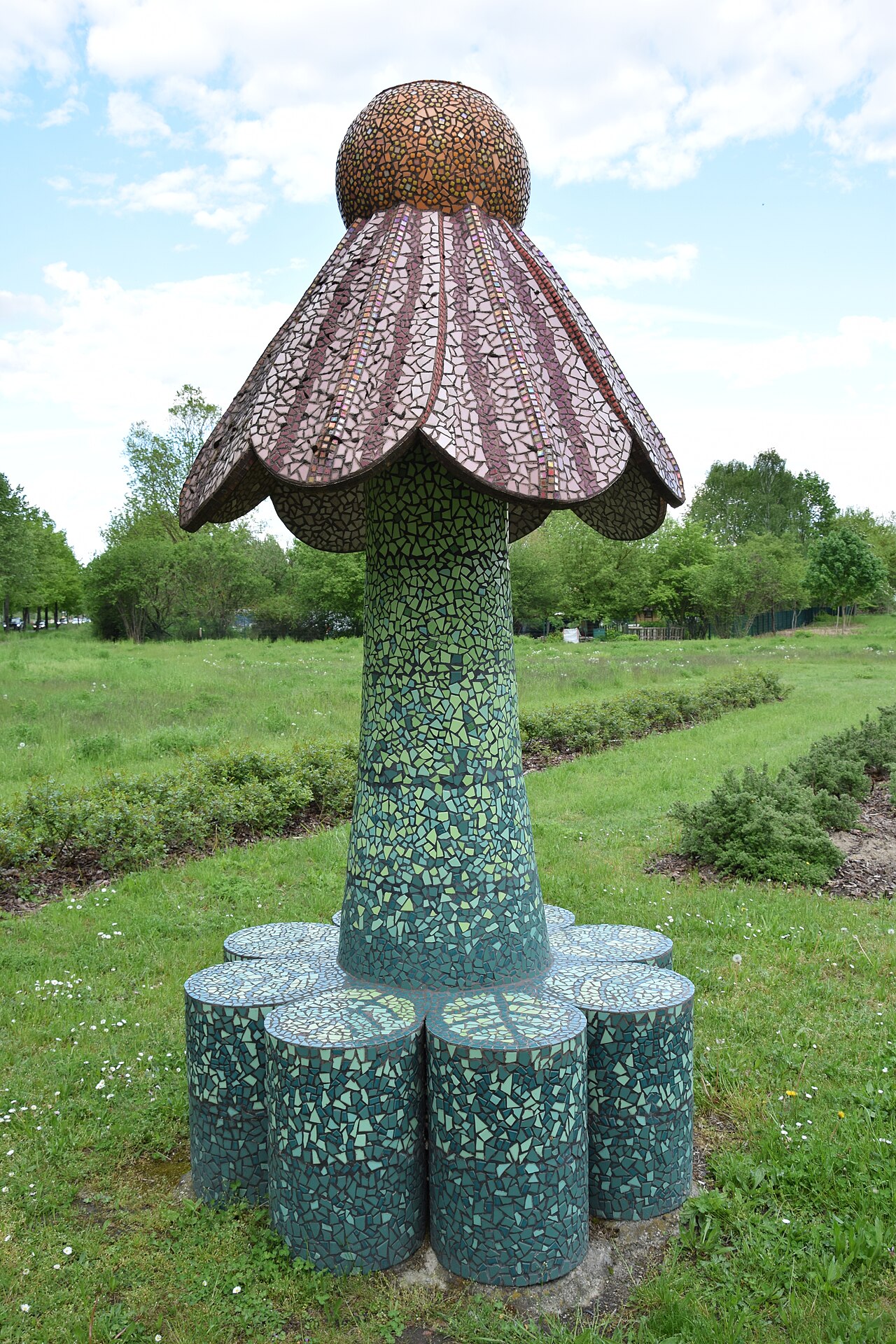 Sculpture Echinacea by Christine Gersch in Seelgrabenpark (Westpark) (Berlin-Marzahn, Germany)