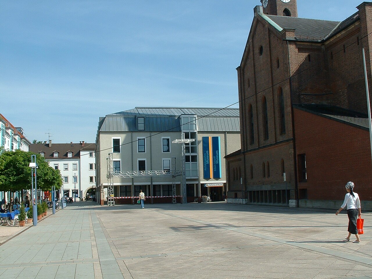 Petrusplatz Neu-Ulm mit Petruskirche (rechts) und Blick auf die Museen am Petrusplatz (hinten)