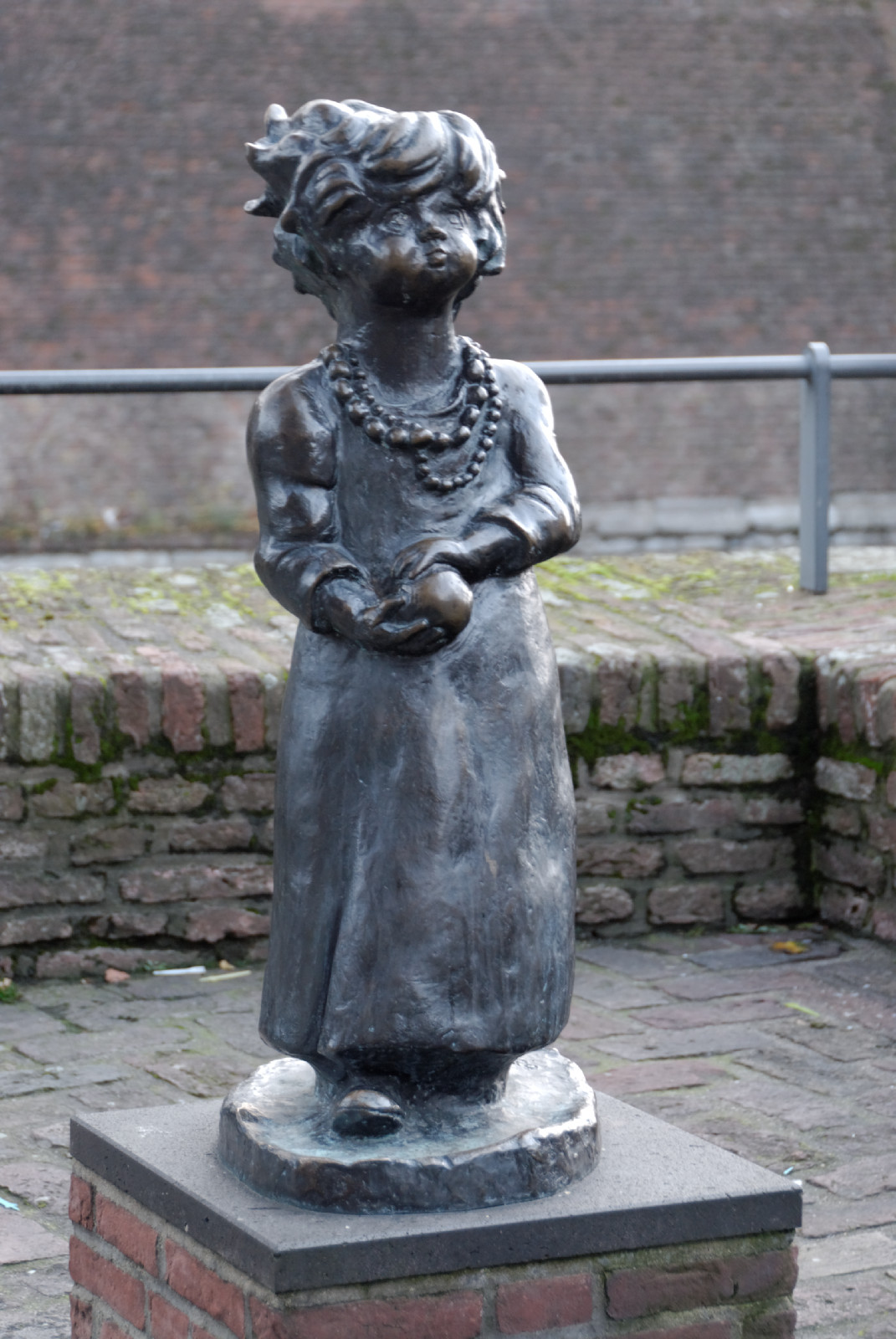 Statue "Ehra oder Kind mit Ball" in Düsseldorf-Carlstadt, Germany