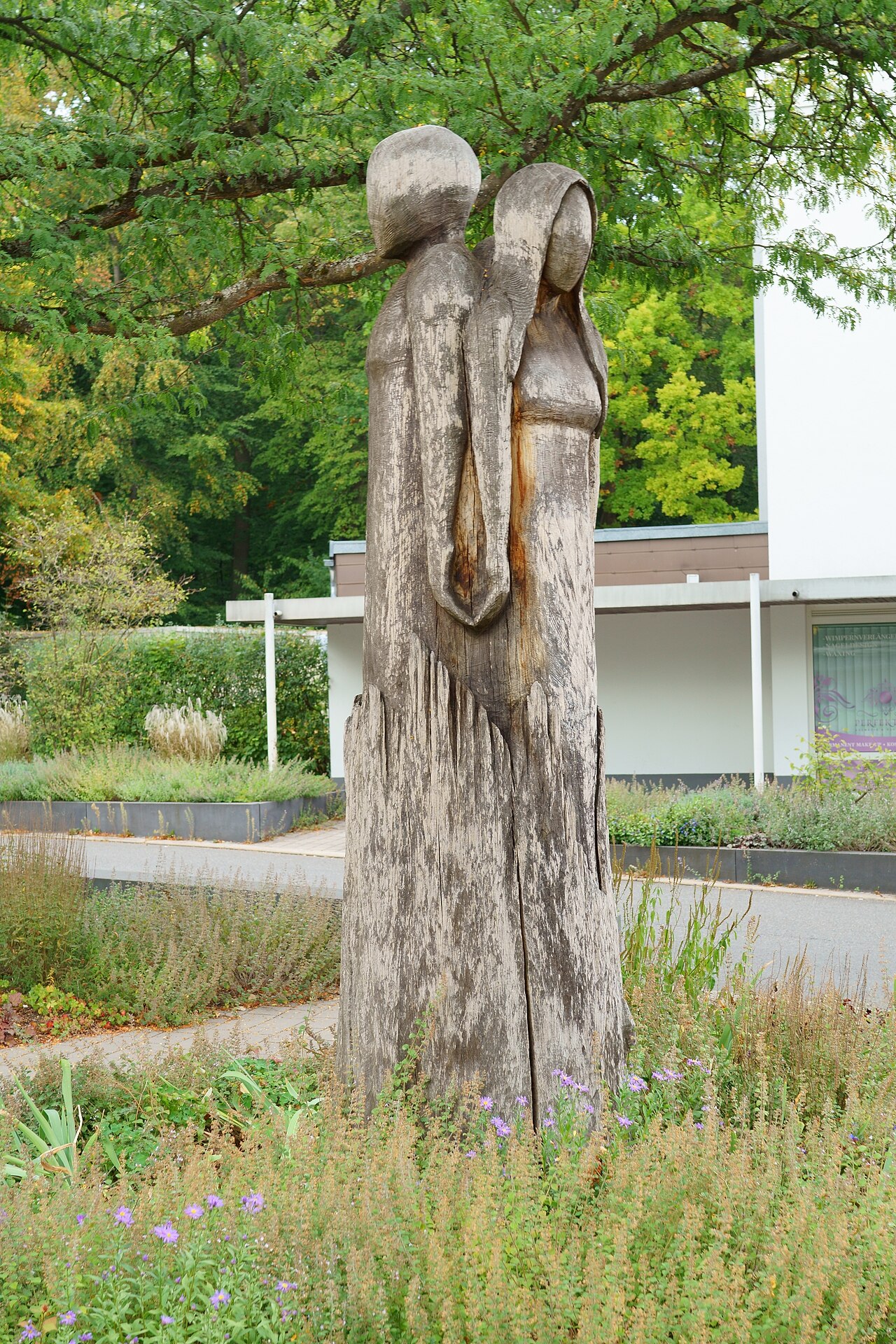 Michael Tamoszus, Eichholzskulptur, Watzmannstraße Sindelfingen