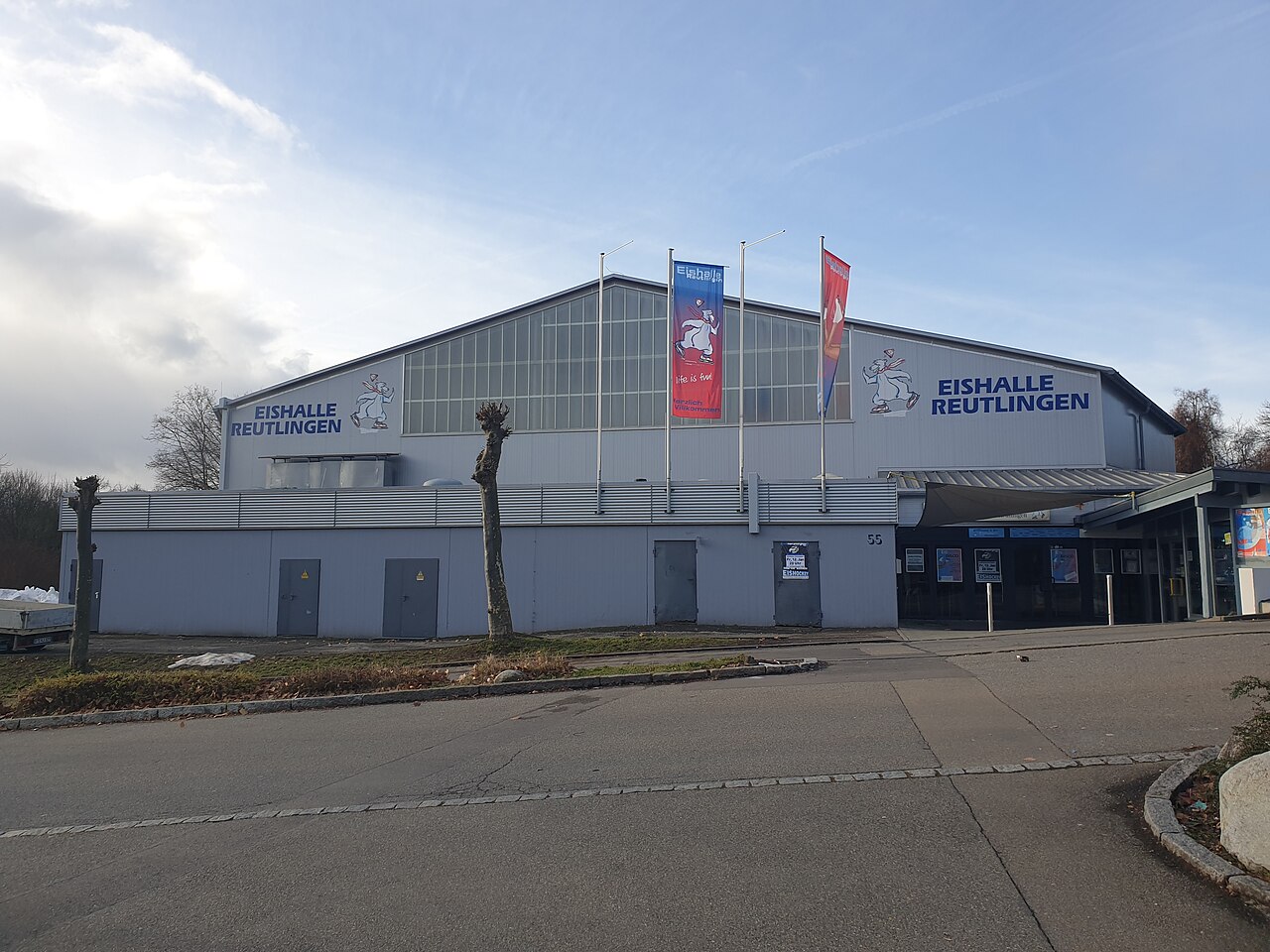 Frontansicht der Eishalle