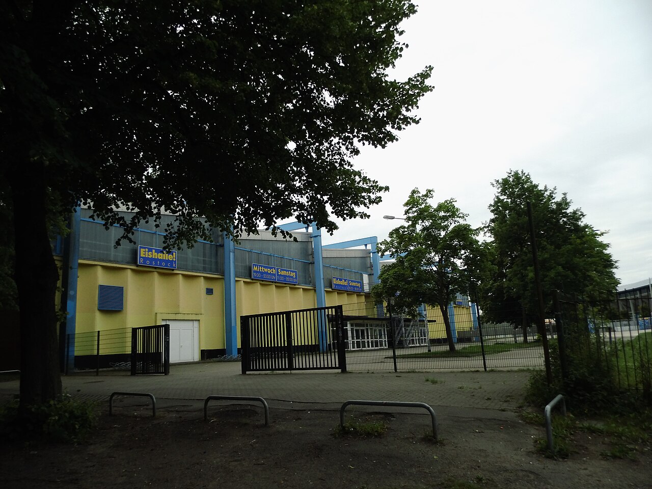 Eingang zur Rostocker Eishalle