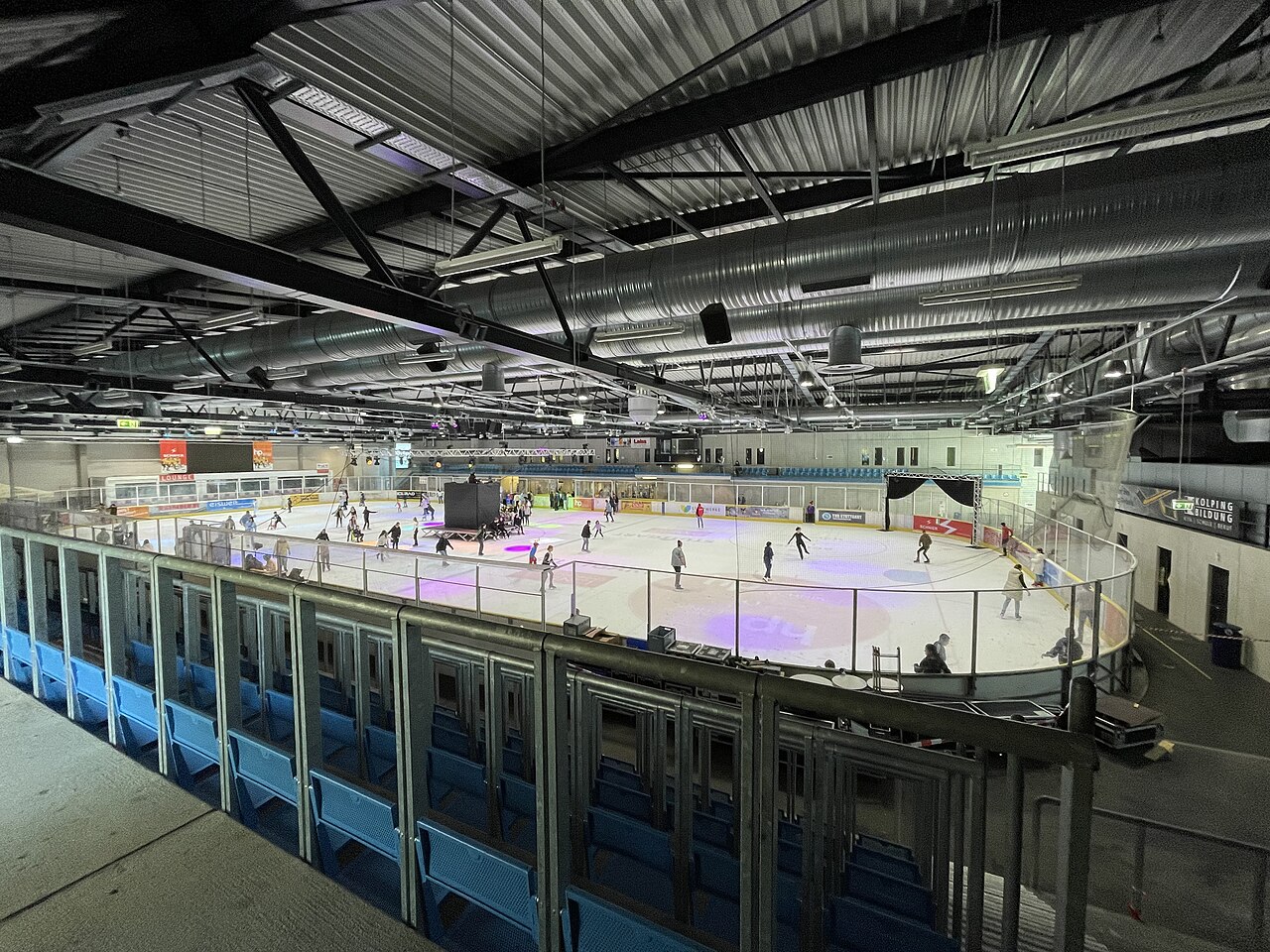 Tribühnenansicht der Halle 1 am Tag der offenen Tür 2022