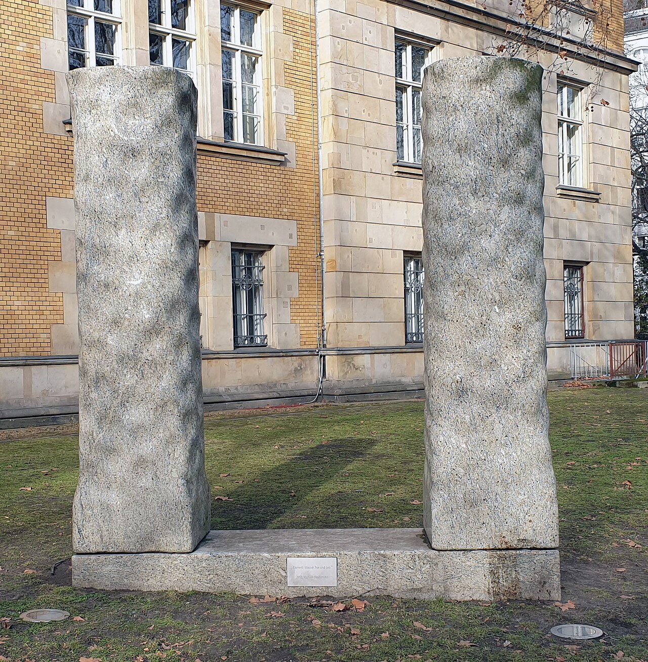 Sculpture, " Element Wasser Fee und Leo " by Yoshimi Hashimoto , 2012, Bundesallee 1-12, Berlin-Wilmersdorf , Germany