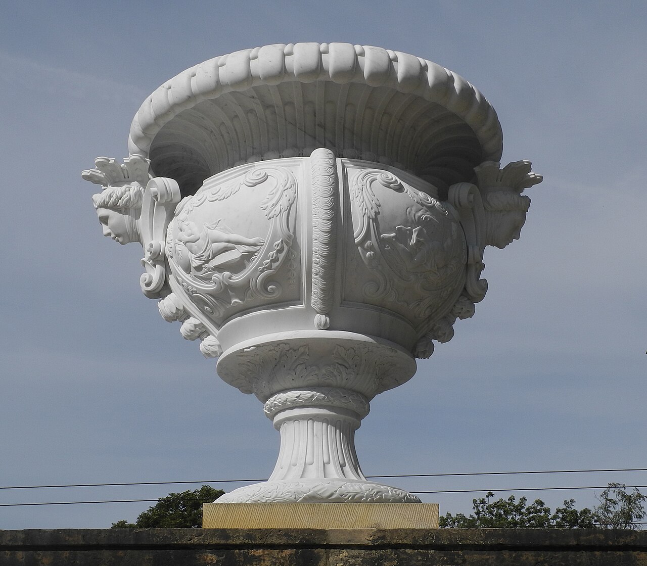 Elementenvase am Eingang zum Großen Garten in Dresden, Lennéstraße